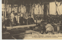 C. P. - THIERS - INTERIEUR D'USINE - SCIAGE ET FACONNAGE DES MANCHES DE COUTEAUX. - REPRODUCTION - CECODI - 1031 - Thiers