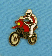 1 PIN'S //  ** PILOTE MOTO BMW R80GS PARIS-DAKAR ** . (Tablo-Paris) - Motos