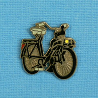 1 PIN'S //  ** SOLEX / VÉLO-SOLEX ** . (Démons & Merveilles©) - Motos