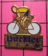 313f Pin's Pins / Beau Et Rare / THEME : SPORTS / CYCLISME MAILLOT JAUNE BUCKLER TEAM - Schermen