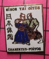 313f Pin's Pins / Beau Et Rare / THEME : SPORTS / CHARENTES-POITOU TRADITION DU COUP ! NIHON TAÏ JITSU JUDO KARATE - Judo