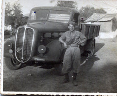 Photo D'un Soldat Italien Posant A Coté De Sont Camion En 1941 ( Guerre 39-45 ) - Oorlog, Militair