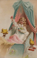 Magnifique Illustrée De Pâques : Petite Fille Au Lit Jouant Avec Des Poussins - Pâques