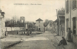 LOUVRES Place Des Ormes - Louvres