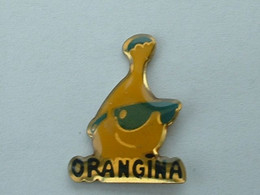 Pin's ORANGINA - BOUTEILLE - Boissons