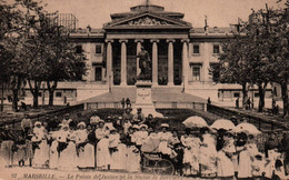 13 / MARSEILLE / LE PALAIS DE JUSTICE ET LA STATUE DE BERRYER / COLLECTION DE NOUNOUS - Parks, Gärten