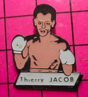 921 Pin's Pins / Beau Et Rare / THEME : SPORTS / BOXEUR THIERRY JACOB - Boxing