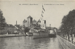 CPA   ANNECY - L'Embarcadère Et Le Vieux Château - Beau Bateau à Quai  -  Bon état  - 69w - Annecy