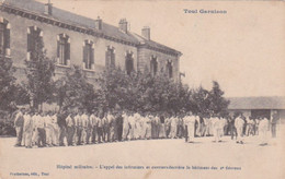 CPA - Hôpital Militaire - L'appel Des Infirmiers Et Ouvriers Derrière Le Bâtiment Des Fièvreux / Toul Garnison - Oorlog 1914-18