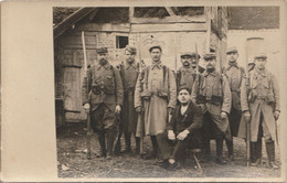 Carte Photo, Soldats Français Avec Civil Dans Une Ferme - Weltkrieg 1914-18
