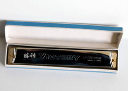 ANCIEN HARMONICA VICTORY SH1008 - 24 HOLES + BOITE D'ORIGINE - MADE IN CHINA  / INSTRUMENT DE MUSIQUE     (3011.7) - Instrumentos De Música