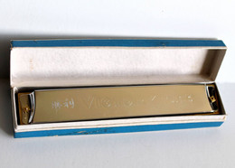 ANCIEN HARMONICA VICTORY SH1008 - 24 HOLES + BOITE D'ORIGINE - MADE IN CHINA / INSTRUMENT DE MUSIQUE    (3011.8.1) - Strumenti Musicali