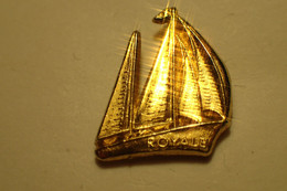 Pin's BATEAU - VOILE - Cigarettes ROYALE Tabac - Métal Doré à L'or Fin - Vela