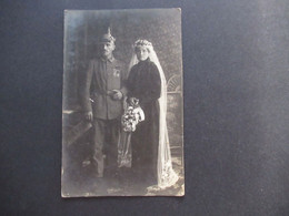 Echtfoto AK Soldat In Voller Uniform Mit Pickelhaube Und 2 Orden Eisernes Kreuz Mit Frau 1.WK Um 1910 Ungelaufen! - Guerre 1914-18