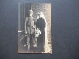 Echtfoto AK Soldat In Voller Uniform Mit Pickelhaube Und 2 Orden Eisernes Kreuz Mit Frau 1.WK Um 1910 Ungelaufen! - Other Wars