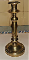 TRES ANCIEN GROS BOUGEOIR EN BRONZE RELATIVEMENT EN BON ETAT PROPRE - Candelabri E Candelieri