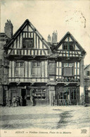 Auray * La Place De La Mairie Et Les Vieilles Maisons * Commerce Magasin Meubles Literie - Auray