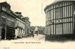 Lyons La Forêt * La Rue De L'hôtel De Ville * Débit De Boissons - Lyons-la-Forêt