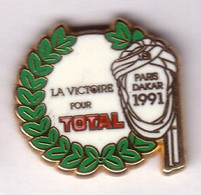 AB319 Pin's Qualité Arthus Signé Arcane Rallye Paris Dakar 1991 La Victoire Total TURBAN BLANC Carburant Achat Immédiat - Rallye