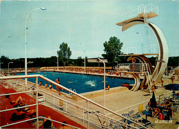 Saintes * Vue Sur La Piscine Olympique * Le Plongeoir - Saintes