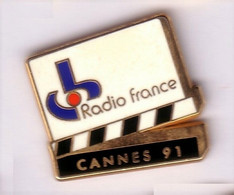 AB311 Pin's Qualité ARTHUS Signé Metargent Média RADIO FRANCE CANNES Festival Clap Cinéma Achat Immédiat - Cinéma