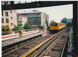 Foto Berlin Schöneberg Bahnhof Bülowstraße Mit U Bahnzug Der Linie U2 1994 Ca 12,8 X 9,8 Cm - Schoeneberg