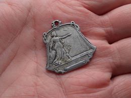 BRUXELLES 1910 - Souvenir De L'EXPOSITION ( Hanger / Medaille ) +/- 3 X 3 Cm. ! - Other