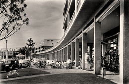 Royan * Vue Sur Le Front De Mer * Café Restaurant * Automobile Voiture Ancienne - Royan