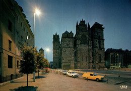 8270  RODEZ Effet De Nuit Sur La Cathédrale Notre Dame ( XIVe XVIe Siècles) Voitures )     (scan Recto-verso) 12 Aveyron - Rodez