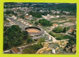 40 ROQUEFORT Vue Générale Aérienne Et Les Arènes En 1972 Stock De Bois Palettes ? Cars Autocars BUS Anciens - Roquefort