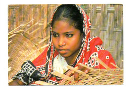 Bangladesh: Jeune Fille Tressant De L'Osier (21-738) - Bangladesch