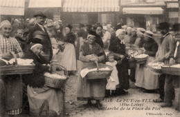 Le Puy En Velay * Le Marché De La Place Du Plot * Foire Marchands - Le Puy En Velay