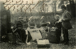 Le Velay Illustré * Haute Loire * Leveur De Dentelles En Tournée De Village * Scène Typique * Dentellières Couturières - Andere & Zonder Classificatie