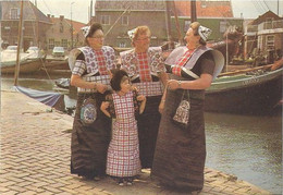 Spakenburg, (klederdrachten) (Een Raster Op De Kaart Is Veroorzaakt Door Het Scannen; De Afbeelding Is Helder) - Spakenburg