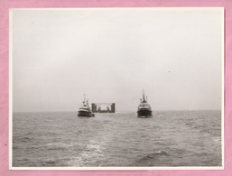 PHOTOGRAPHIE / PHOTO GRAND FORMAT : TRANSFERT DU DOCK FLOTTANT VERS DUNKERQUE -  REMORQUEURS - - Boats