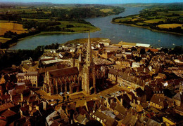 SISTERON    (  ALPES DE HAUTE PROVENCE  )     DANS L ' ETROIT CORSET DE SES REMPARTS QUE BAIGNE LA DURANCE  . . . - Sisteron