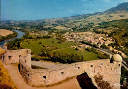 SISTERON    ( ALPES DE HAUTE PROVENCE ) TERRAIN DE CAMPING VU DEPUIS LA CITADELLE ET FAUBOURG DE LA BAUME - Sisteron