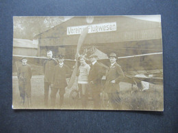 Echtfoto AK 1913 Flieger / Piloten Vor Einem Propellerflugzeug Vor Einer Halle Verein Flugwesen Mainz Gonsenheim - ....-1914: Vorläufer
