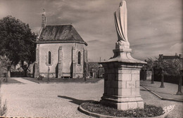 Aizenay : Statue De La Vierge Et Vieille Chapelle (cpsm) - Aizenay