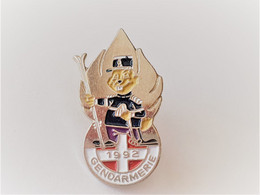 PINS MILITARIA / GENDARMERIE 1992 SKI / ARGENTE / 33NAT - Militaria