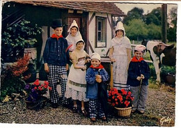 Jeune Groupe  Normand Costumes Et Coiffes De La Région De Lisieux - Personnages