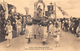 FINISTERE  29  PARDON DE SAINTE ANNE LA PALUE - JEUNES FEMMES PORTANT LA STATUE DE SAINTE ANNE - Plonévez-Porzay