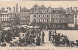 50 - AVRANCHES - La Place Littré à  L'Heure Du Marché. - Avranches