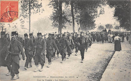 CPA 02 SOISSONS MANOEUVRES DE 1906 SUR LA ROUTE LE DRAPEAU - Soissons
