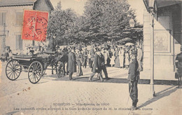 CPA 02 SOISSONS MANOEUVRES DE 1906 LES AUTORITES CIVILES ARRIVANT A LA GARE - Soissons