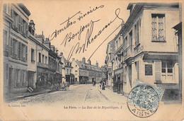 CPA 02 LA FERE LA RUE DE LA REPUBLIQUE - Andere & Zonder Classificatie