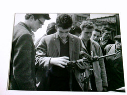 Originalfoto Gerd Kreutschmann. Nachkriegszeit Berlin. Männer Mit Waffen - Livres Dédicacés