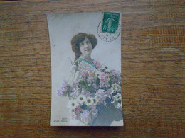 Femme Avec Un Bouquet De Fleurs - Silhouette - Scissor-type