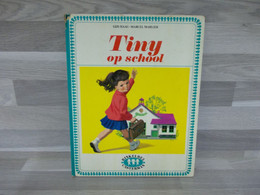 Boek - Kinderboek Tiny Op School 1957 - Antique
