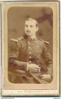 CDV - Portrait Militaire - Fantassin Avec Ancienne Tunique 1867 Par Martin à Dôle (Ca 1890) - Guerra, Militari